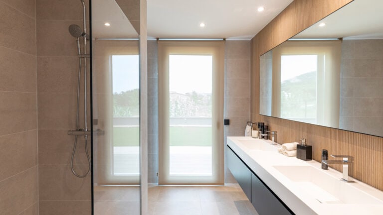 La arquitectura minimalista de la Empordanesa, vista por Porcelanosa Grupo